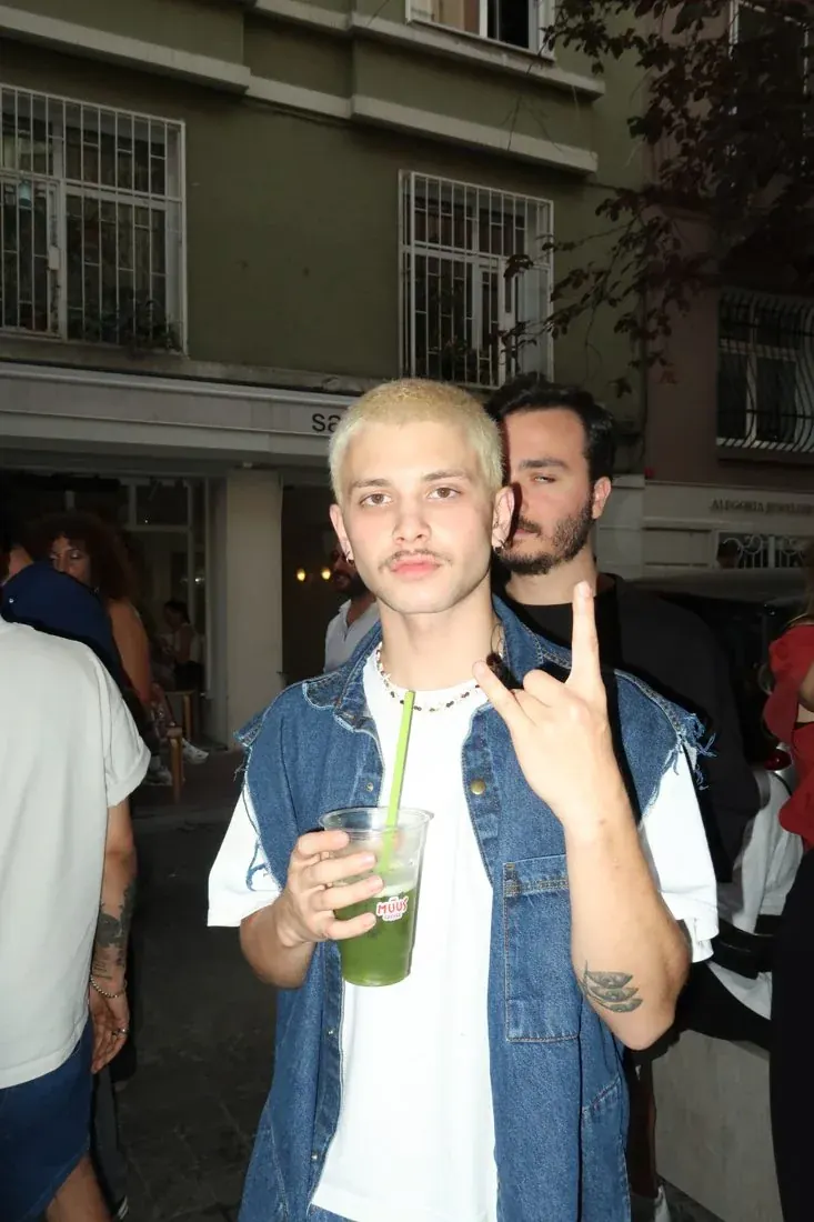 Elinde matcha ile misafir
