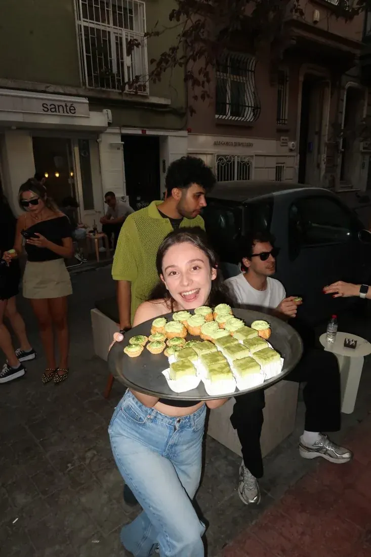 Misafirlere matcha tatlısı servisi