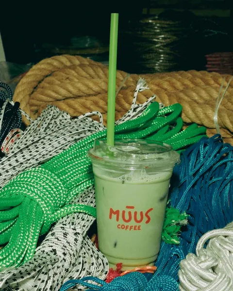 Halat dükkânında renkli iplerin üstünde MUUS matcha