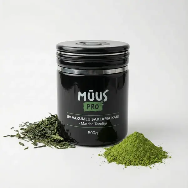MuusPro UV korumalı siyah profesyonel matcha saklama kutusu ve taze matcha tozu.